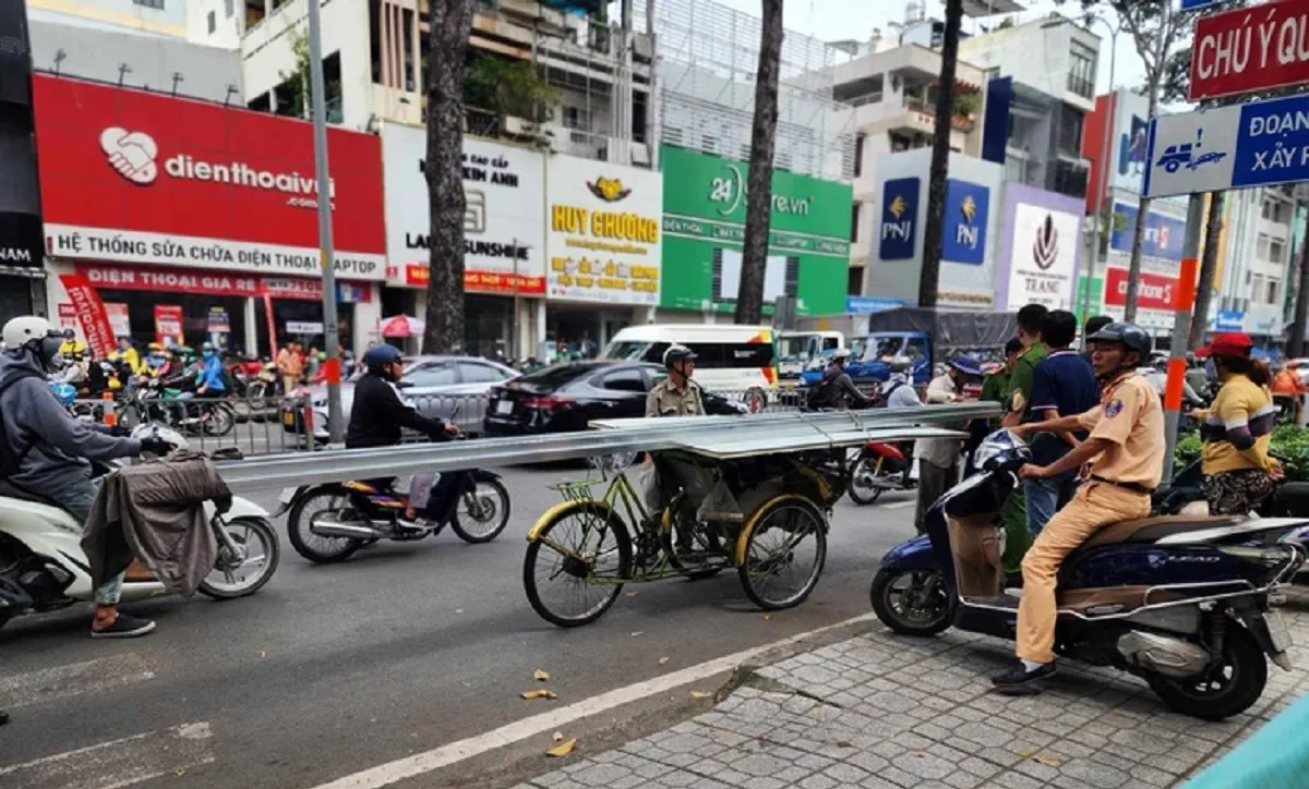 Xe máy tông vào thanh sắt trên xe xích lô, một người tử vong