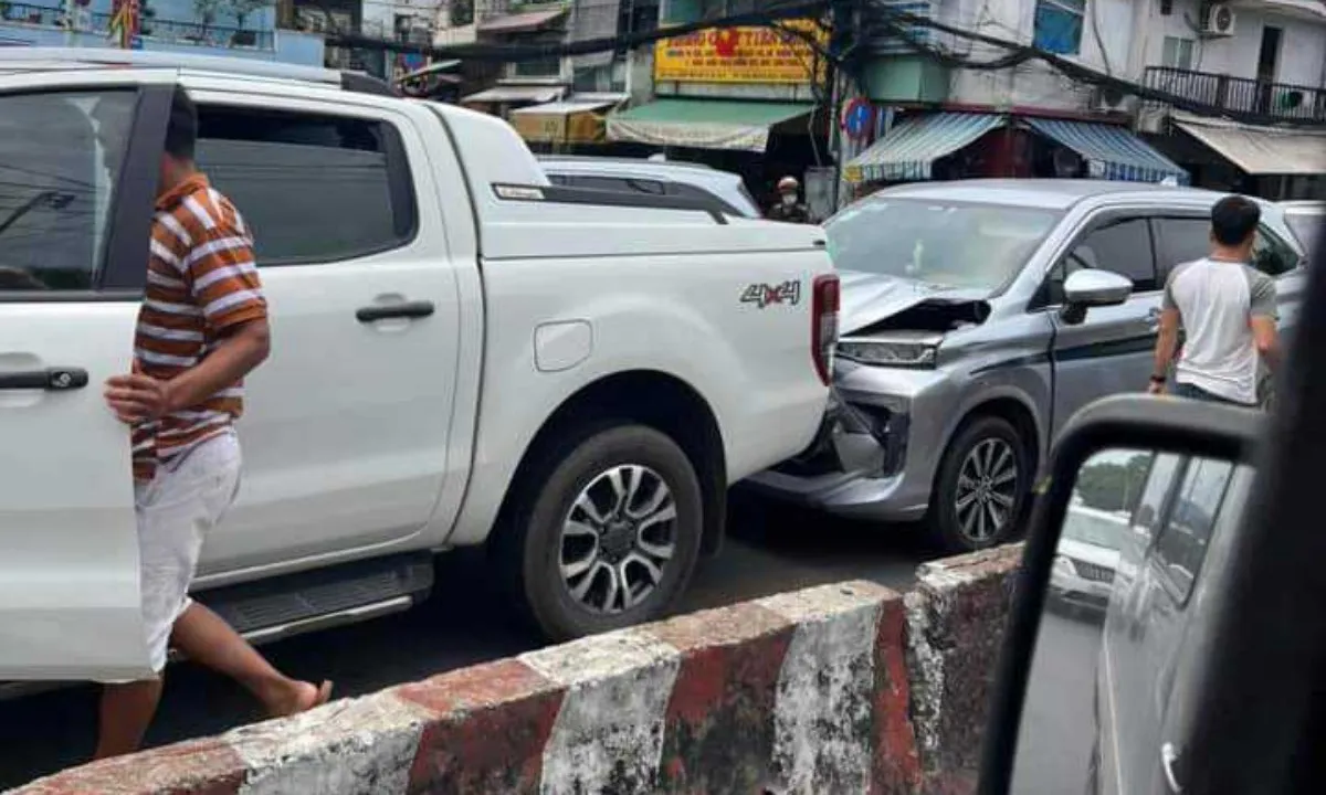 Xe 7 chỗ húc đuôi xe bán tải