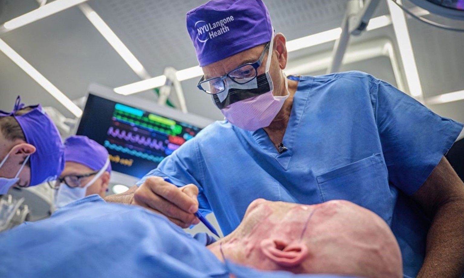 Ca ghép toàn bộ mắt và một phần khuôn mặt đầu tiên trên thế giới