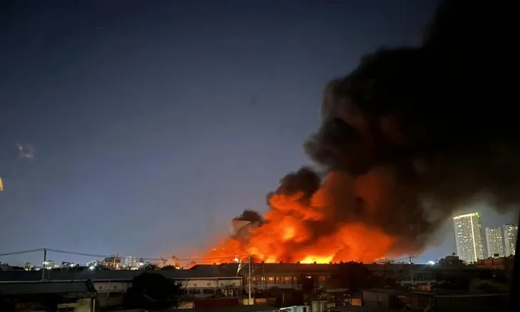 [Clip] TPHCM: Cháy lớn nhà xưởng trên đường Bế Văn Cấm, quận 7