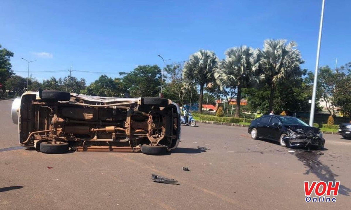 Xe tải lật nghiêng sau cú va chạm với ô tô con