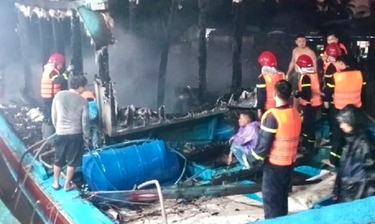 Đà Nẵng: Tàu đang neo đậu thì bốc cháy