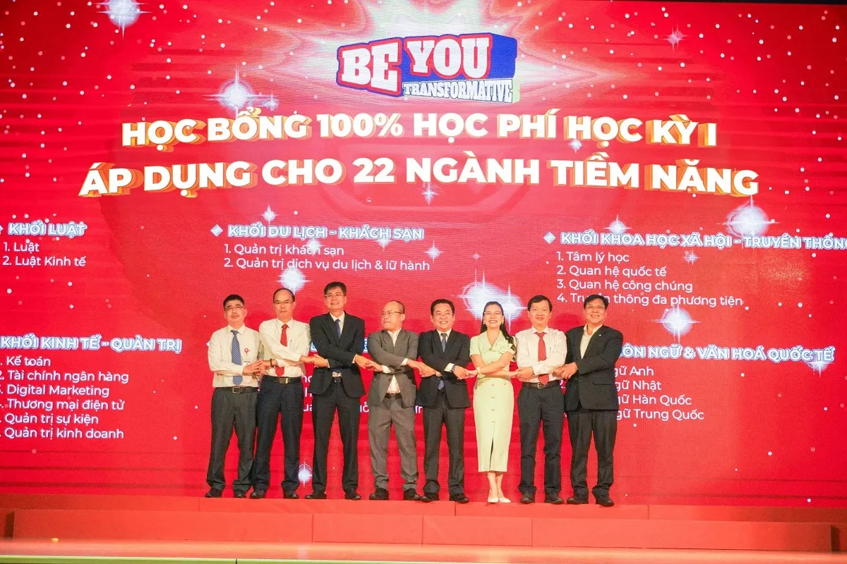 Trường đại học đầu tiên công bố học bổng 100% học phí năm 2024