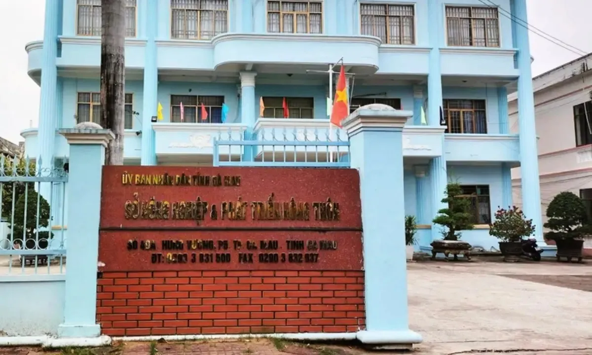 Đình chỉ chức vụ Chánh Thanh tra Sở NNundefinedPTNT Cà Mau