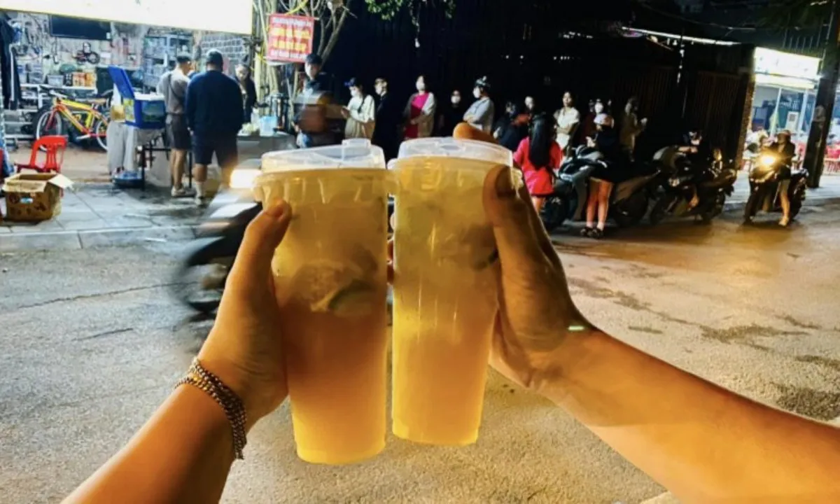 Sau món “hot” bánh đồng xu, khách chuyển sang xếp hàng mua trà chanh giã tay