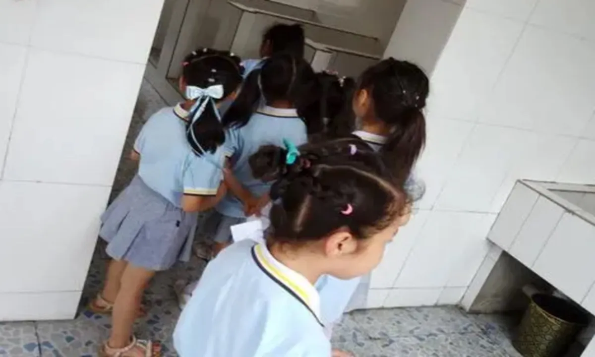 Học sinh tiểu học Trung Quốc kết bạn trong nhà vệ sinh vào giờ giải lao
