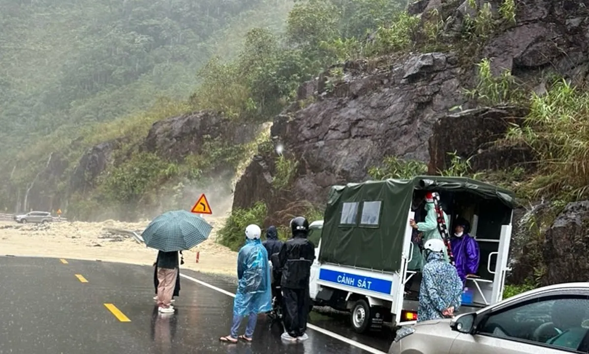 Sạt lở nghiêm trọng đèo Khánh Lê, khuyến cáo người dân hạn chế đi lại