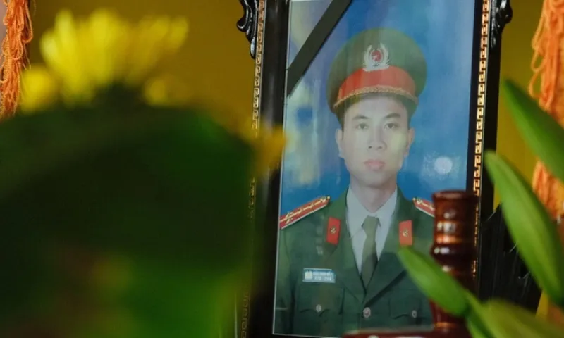 Thăng quân hàm cho Thượng úy Trần Trung Hiếu