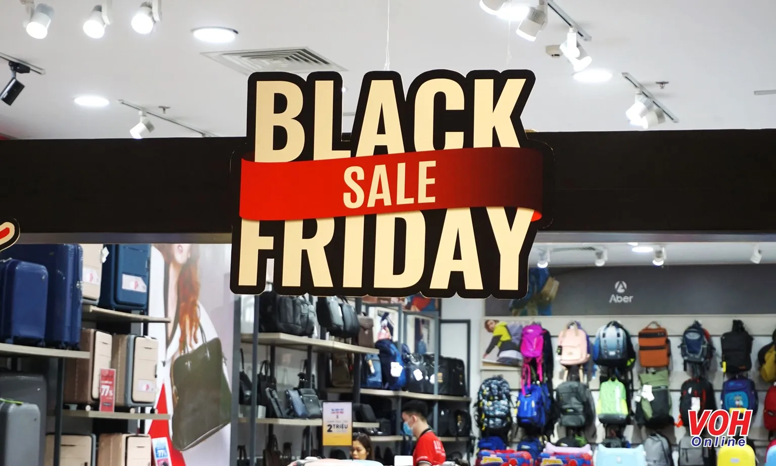 Nhiều cửa hàng “chạy” khuyến mãi khủng trước Black Friday 2023, người mua vẫn vắng