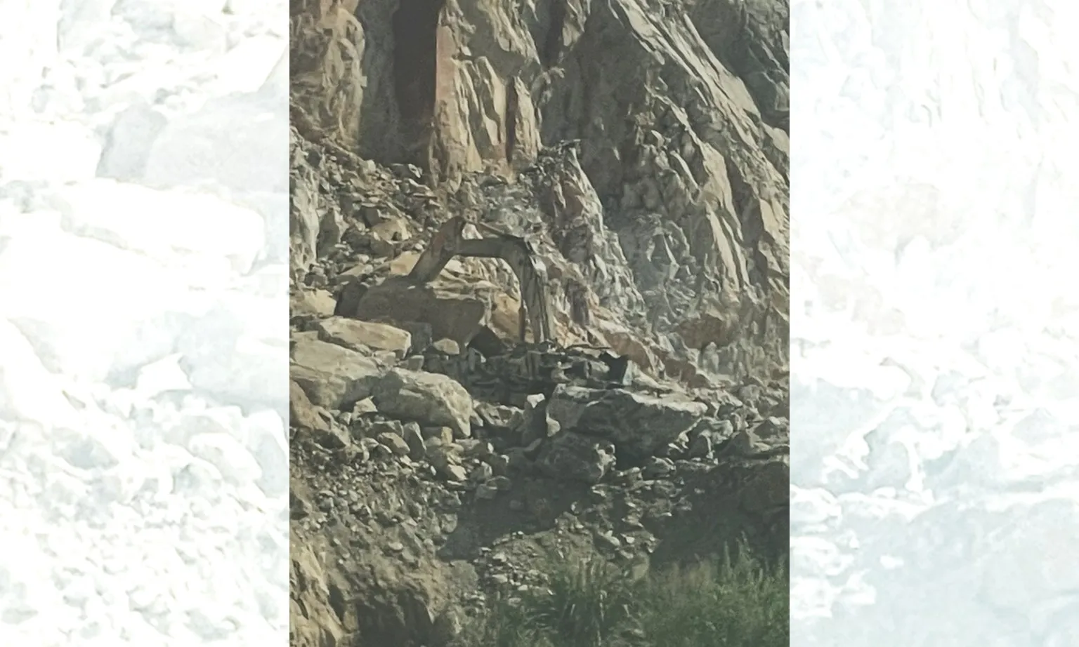 Thanh Hóa: Chủ mỏ đá bị đá đè tử vong khi đang lái máy múc