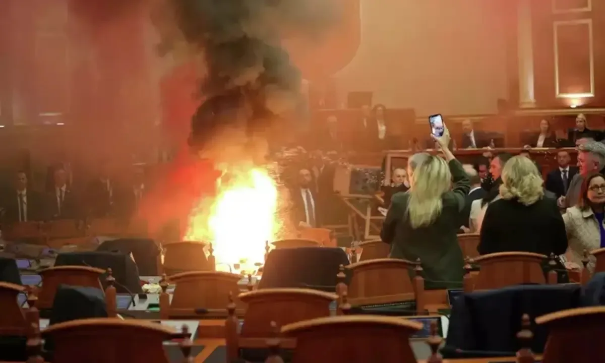 Quốc hội Albania hoãn họp vì bom khói