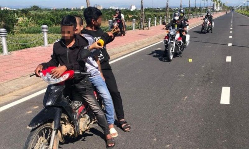 Vụ dùng ná bắn công an: Khởi tố 2 thanh niên