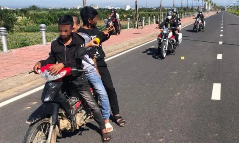 Vụ dùng ná bắn công an: Khởi tố 2 thanh niên