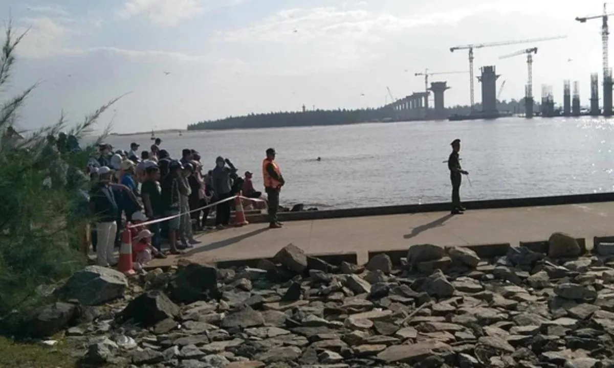 Xe máy lao xuống biển, 3 người thương vong