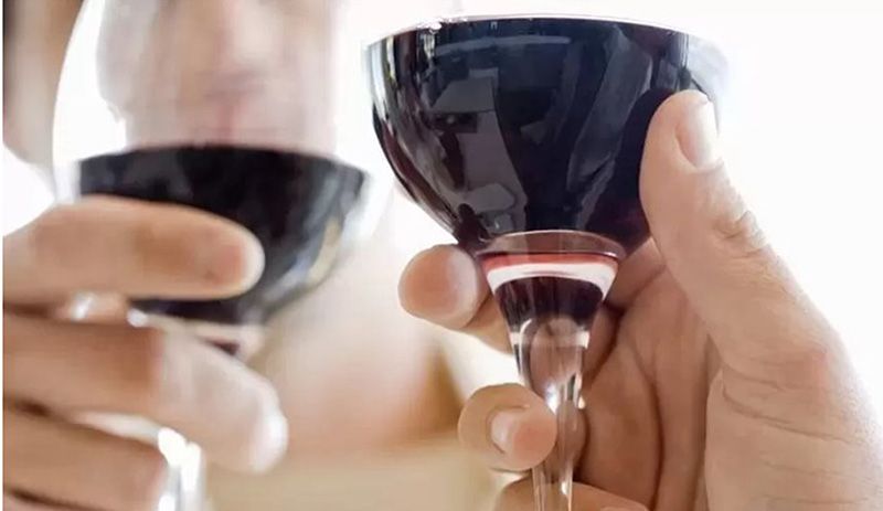 Vì sao một số người uống rượu vang đỏ lại nhức đầu?