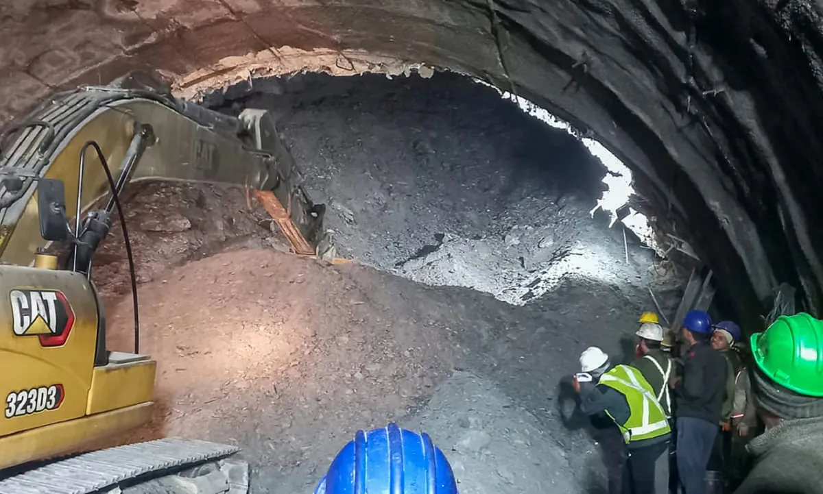 Ấn Độ: 41 công nhân bị mắc kẹt 9 ngày trong đường hầm vẫn an toàn