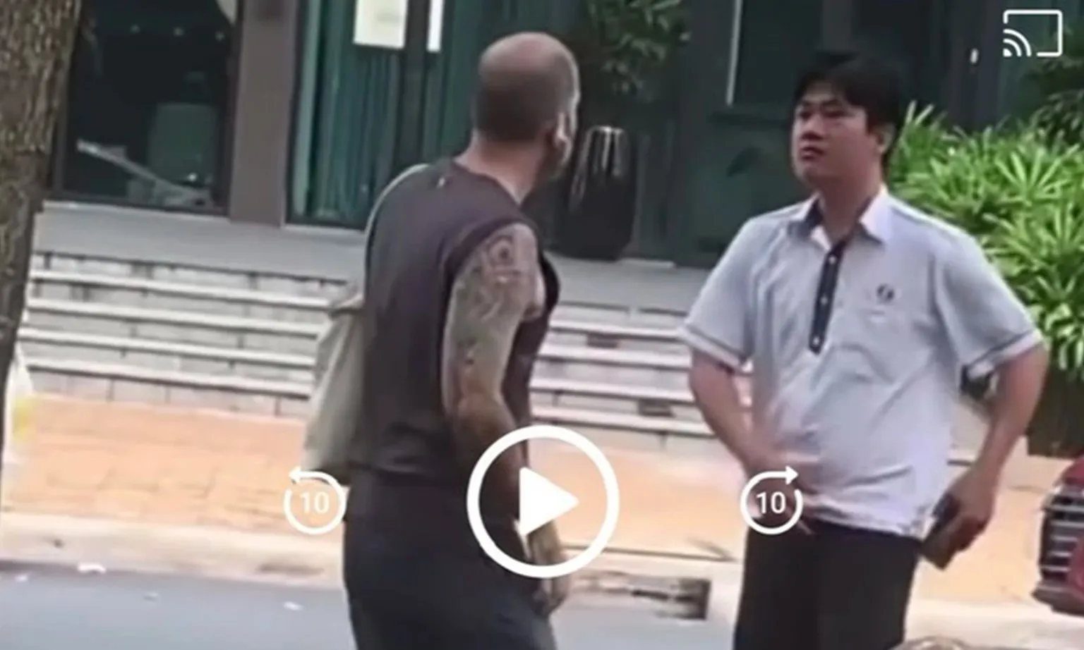 Tài xế Vinasun bị đình chỉ sau vụ “sửng cồ” vì bị khách nước ngoài nhắc nhở xả rác bừa bãi