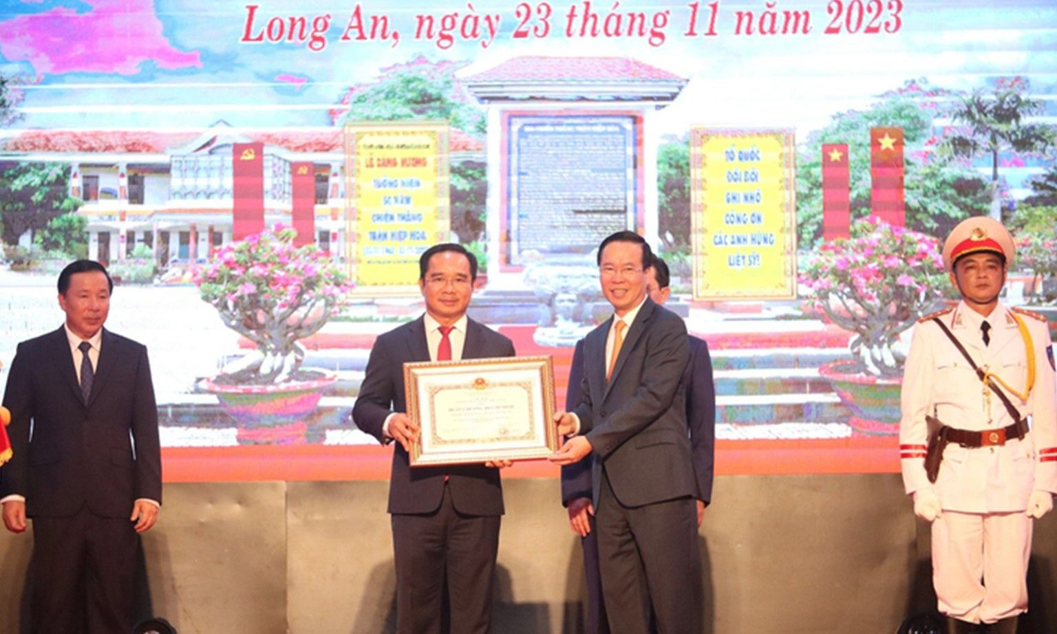 Chủ tịch nước trao Huân chương Hồ Chí Minh cho tỉnh Long An