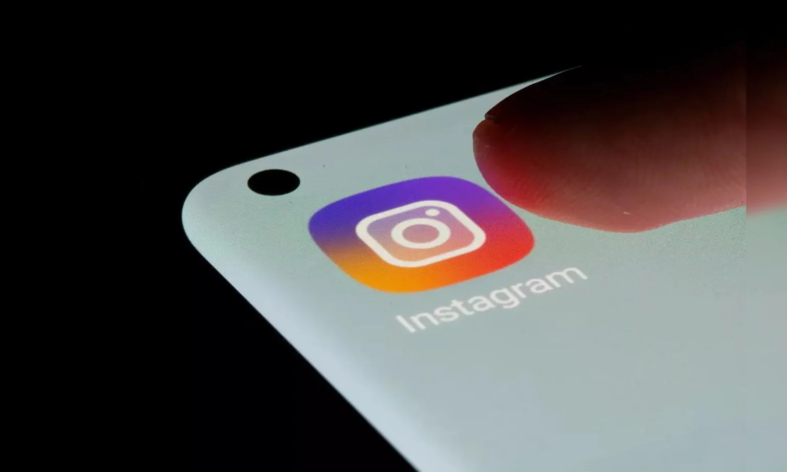 Thầy giáo bị chỉ trích vì chụp ảnh nội y các cựu học sinh