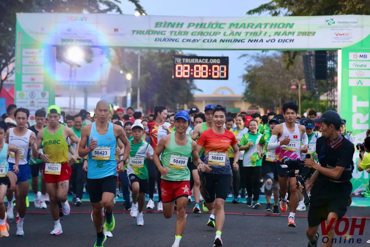 Hoàng Nguyên Thanh và Hoàng Thị Ngọc Hoa “vô đối” đường chạy giải Bình Phước marathon 2023