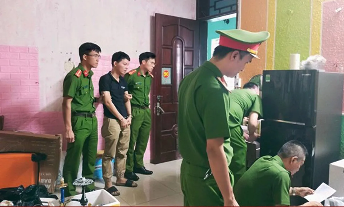 Bắt hai đối tượng bán bé gái 14 tuổi
