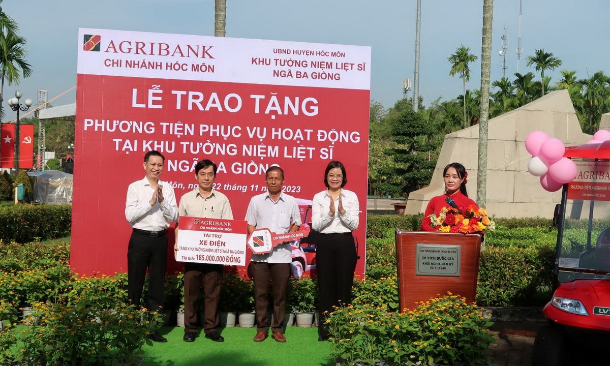 Agribank Chi nhánh Hóc Môn trao tặng phương tiện hỗ trợ hoạt động tại Khu tưởng niệm Ngã Ba Giồng