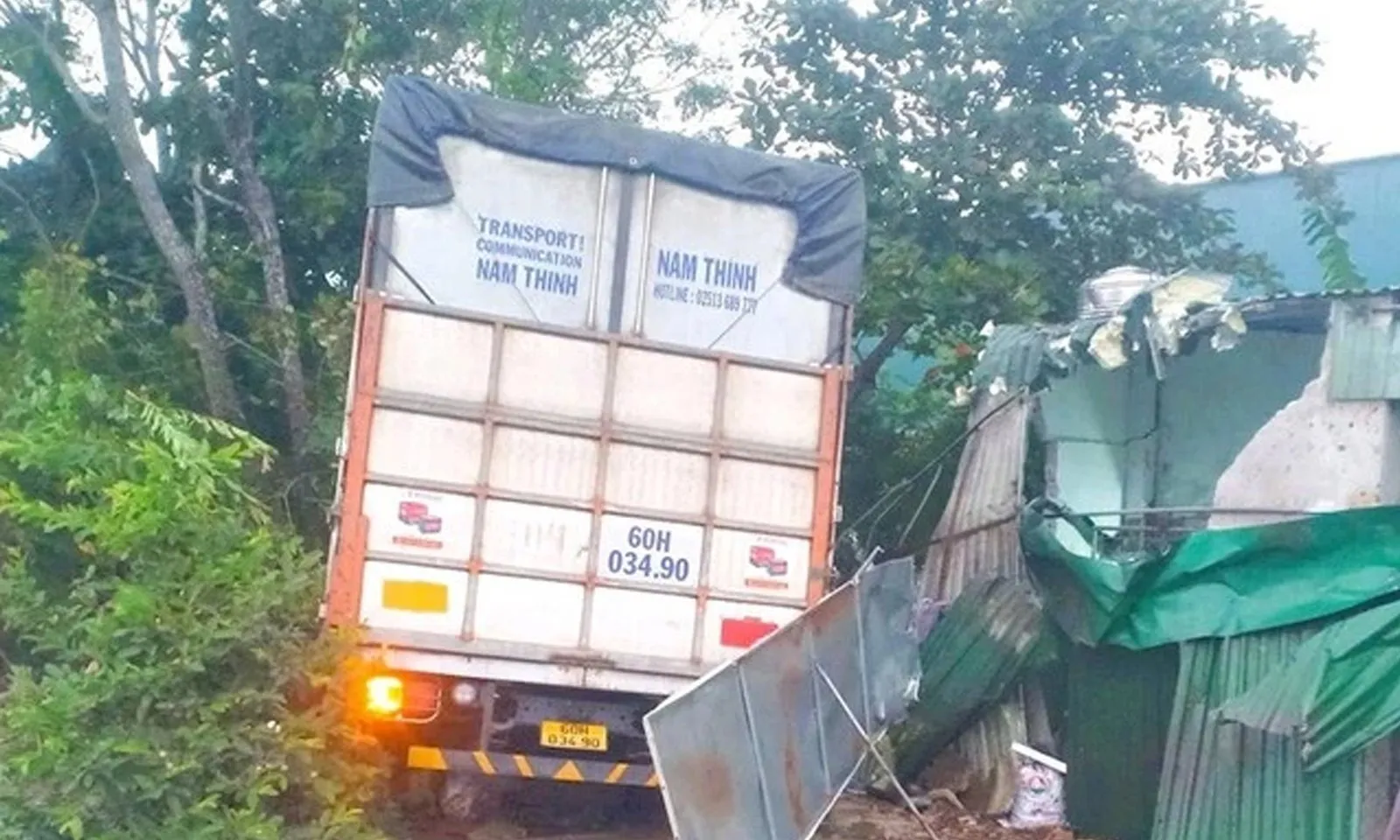 Xe tải mất lái, đâm vào nhà dân khiến 1 cụ bà tử vong