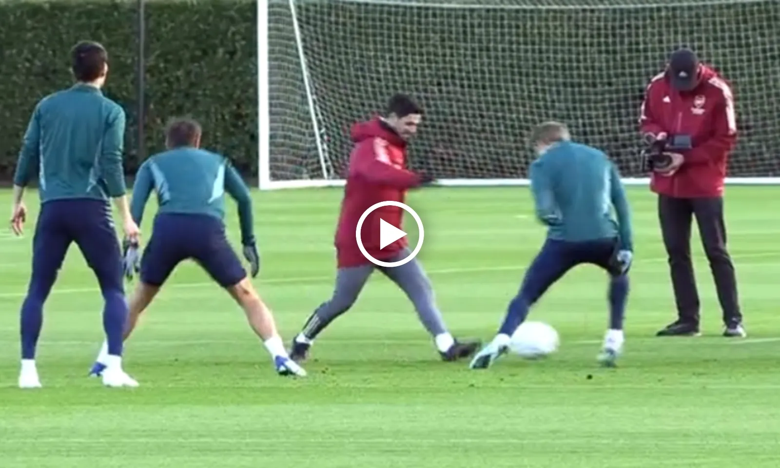 VIDEO: Arteta xỏ háng Odegaard cực bén và nhảy SIU ăn mừng phấn khích