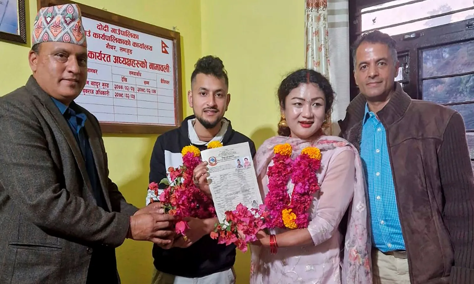 Cặp đôi đồng giới đầu tiên tại Nepal đăng ký kết hôn