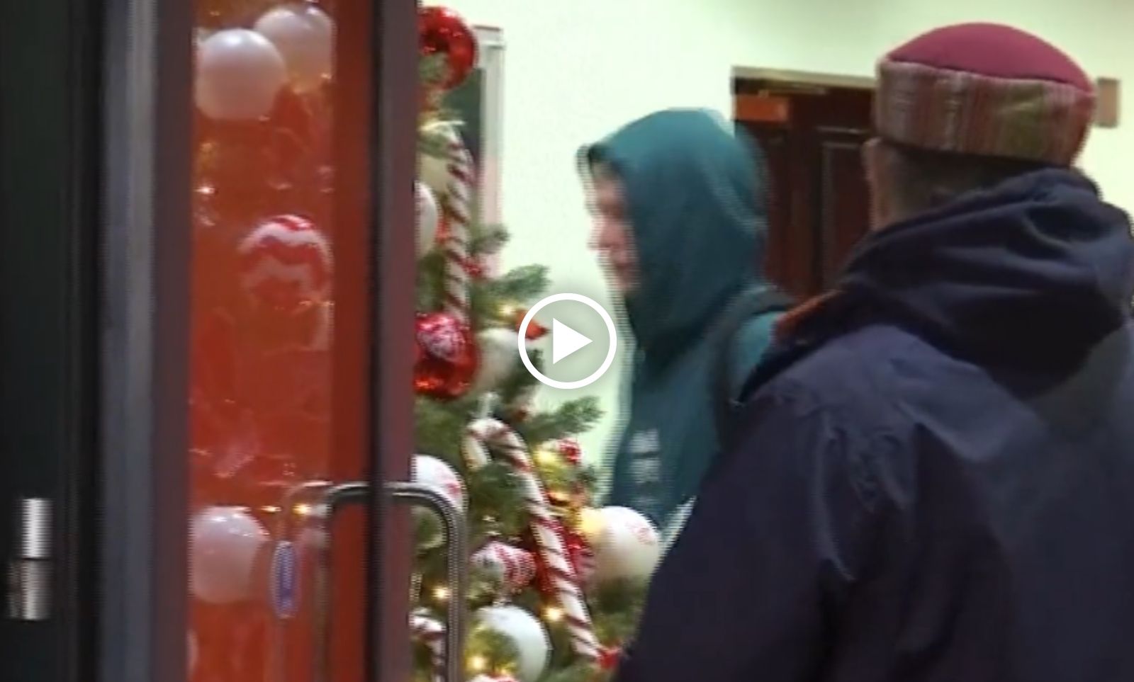 VIDEO: Sao Arsenal lấm lét cùng cha chôm đồ CLB