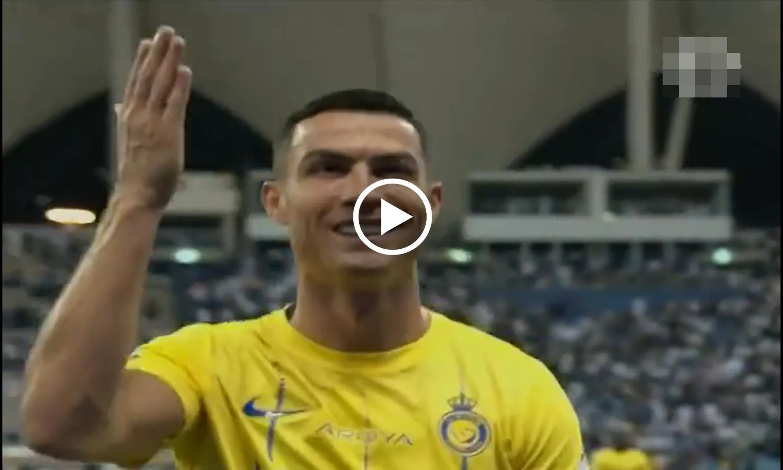 VIDEO: Ronaldo phản ứng khó tin khi bị CĐV Al-Hilal hô tên Messi giễu cợt