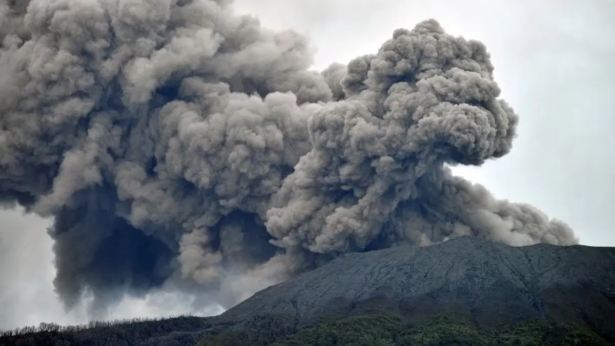 Núi lửa phun trào ở Indonesia, ít nhất 11 nhà leo núi thiệt mạng