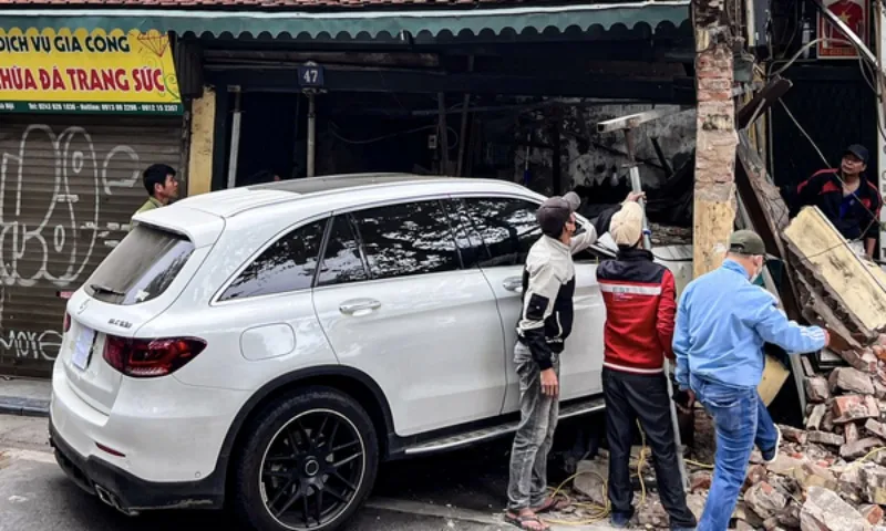 Hà Nội: Nữ tài xế lái tông vào nhà cổ