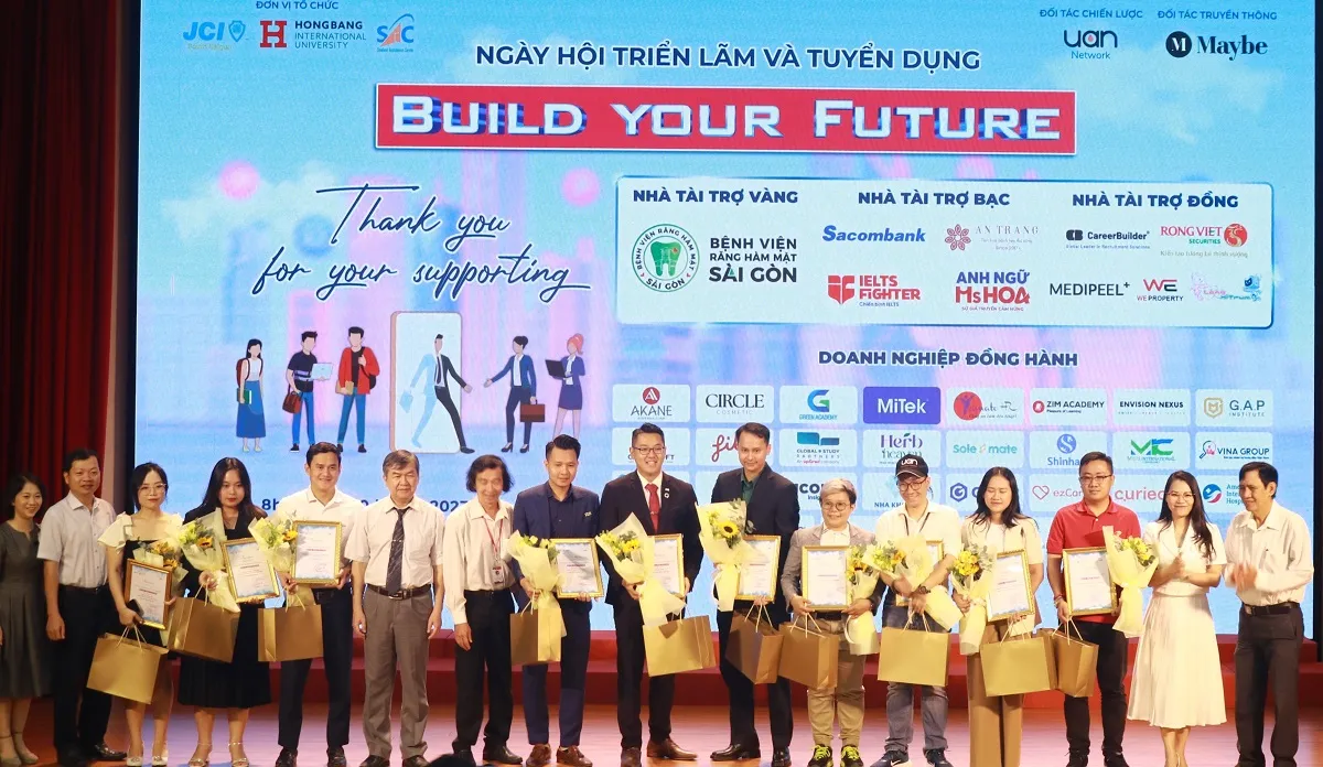 Tân cử nhân tìm được việc làm ngay trong ngày hội tuyển dụng của hơn 80 doanh nghiệp