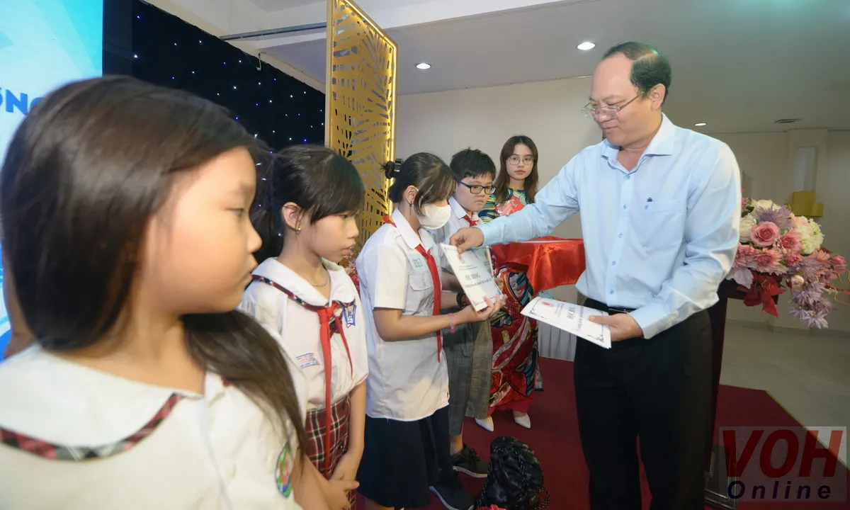 500 em học sinh nghèo, mồ côi nhận học bổng“Vì tương lai học sinh khuyết tật”