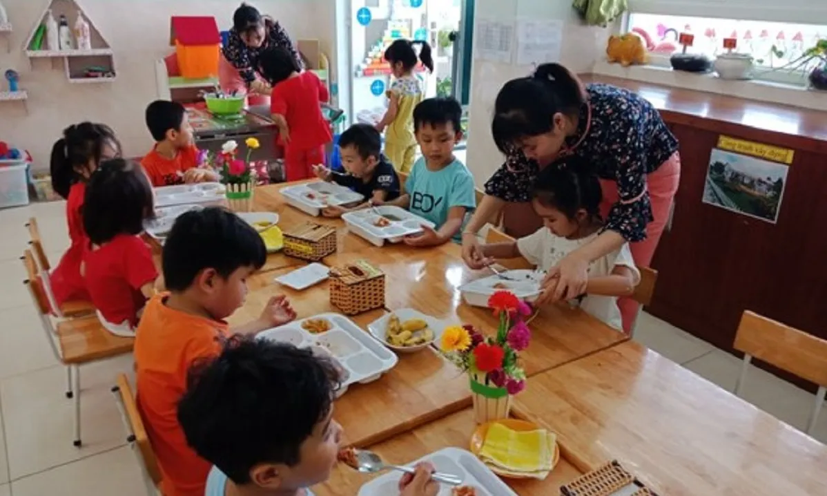 Kiểm tra an toàn thực phẩm hơn 2.000 bếp ăn tập thể, căn-tin