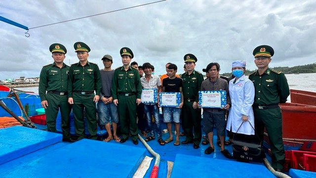 Quảng Ngãi: Đưa 11 ngư dân gặp nạn vào bờ an toàn