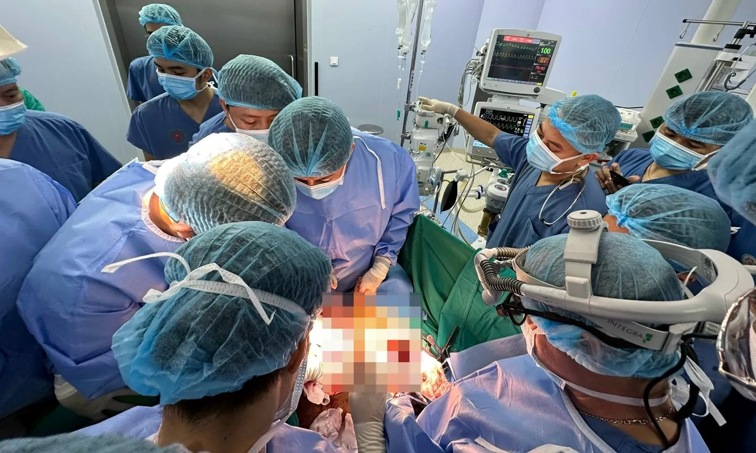 Cứu sống thanh niên bị thanh sắt hàng rào dài 1,7 mét đâm thấu bụng-ngực