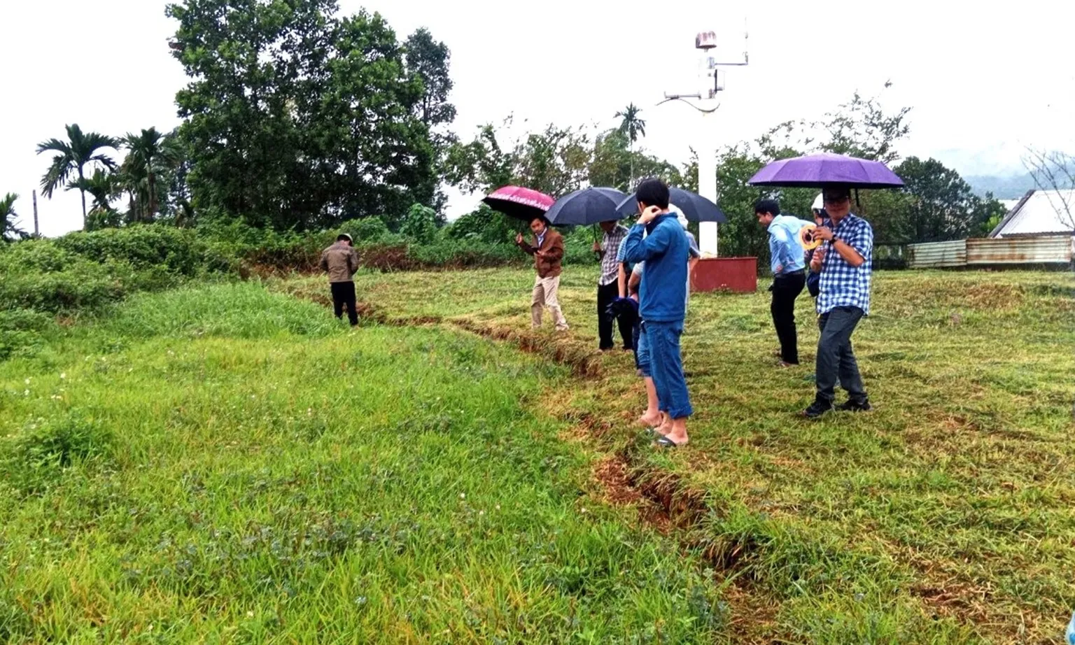 Quảng Nam: Xuất hiện vết nứt rộng gần 20cm, dài gần 50m tại trạm khí tượng Trà My