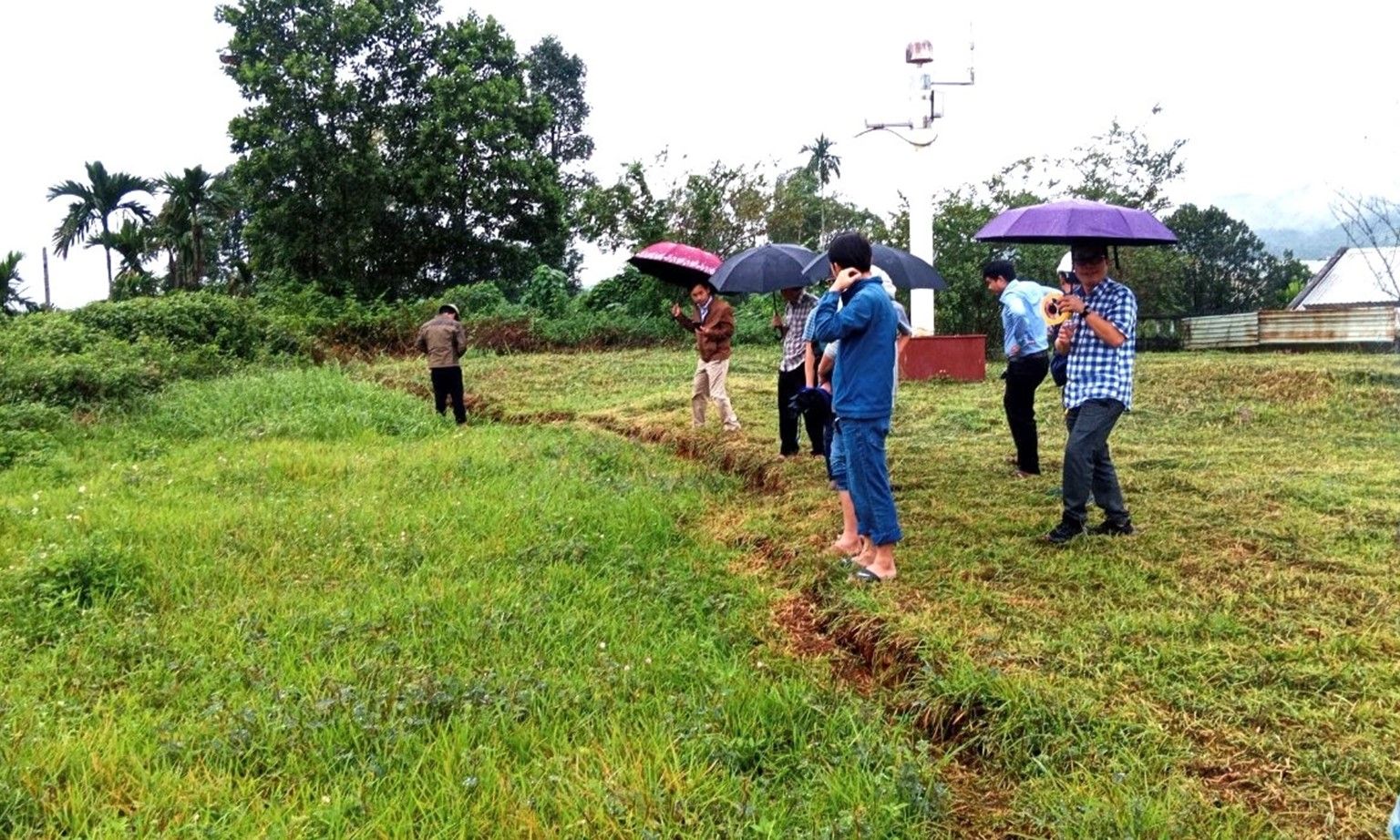 Quảng Nam: Xuất hiện vết nứt rộng gần 20cm, dài gần 50m tại trạm khí tượng Trà My