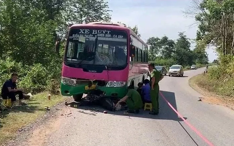 Tông thẳng vào xe buýt, 2 cha con đi xe máy tử vong trên đường đi cấp cứu