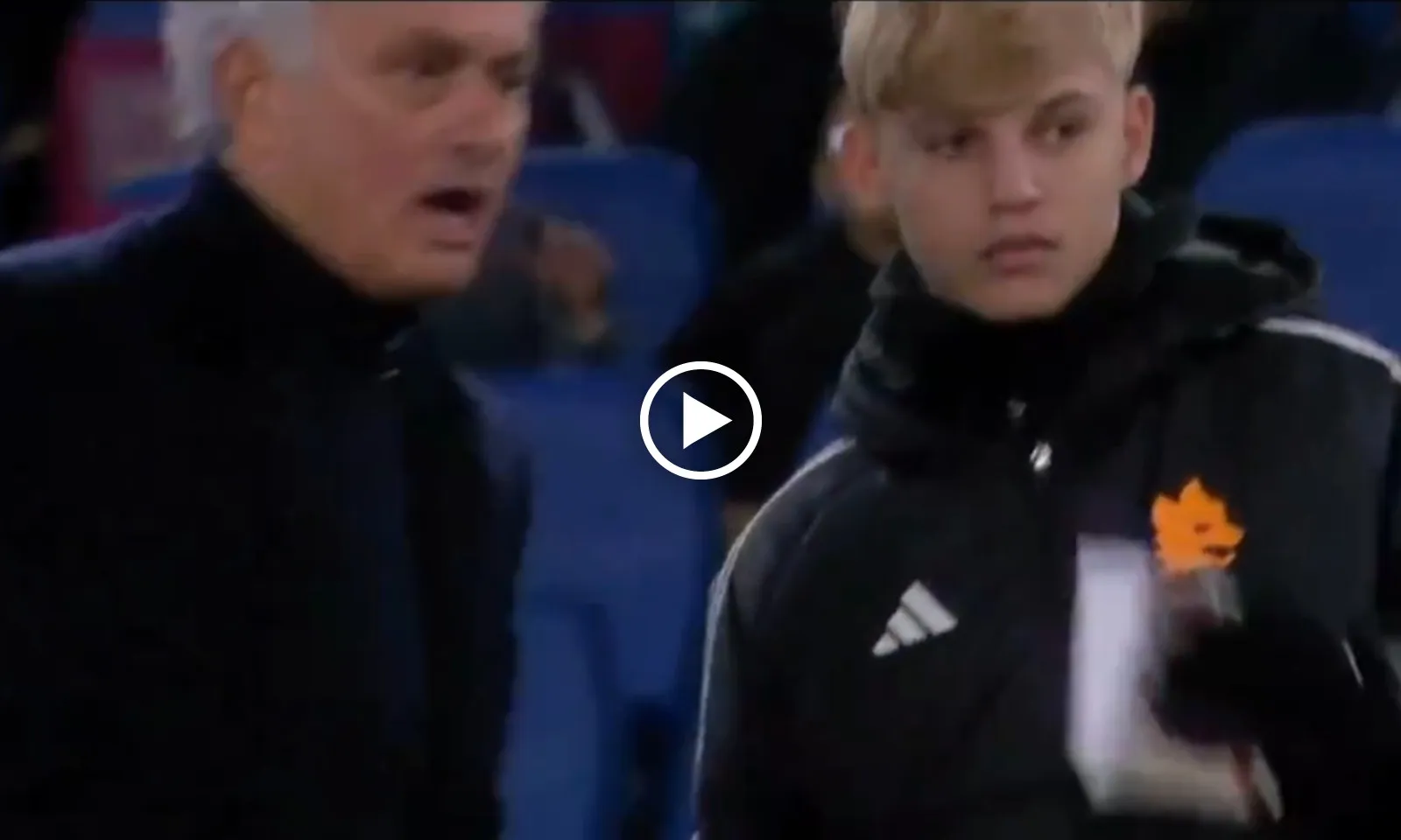 VIDEO: Lukaku dính thẻ đỏ thô bạo, Mourinho ma mãnh lách luật bằng cậu bé nhặt bóng