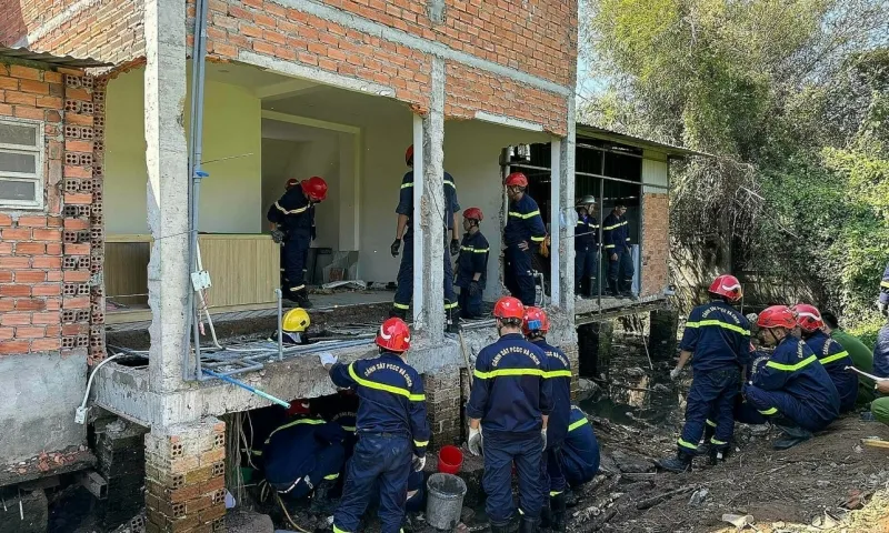 TPHCM: 1 người tử vong trong vụ sập nhà ở đường Nguyễn Xiển