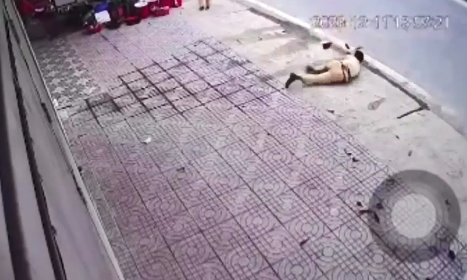 Tạm giữ nam thanh niên “vượt chốt” đâm thẳng xe vào CSGT