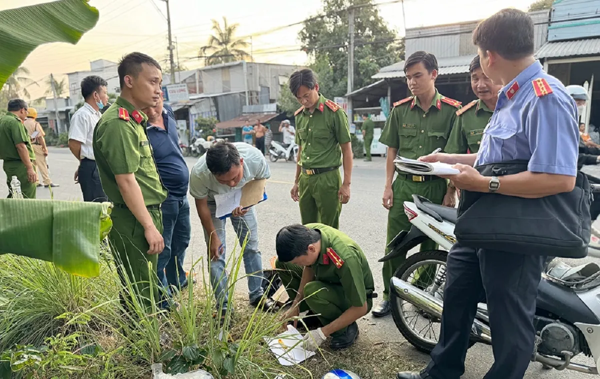 Ghen tuông, chồng đâm vợ chết trên đường