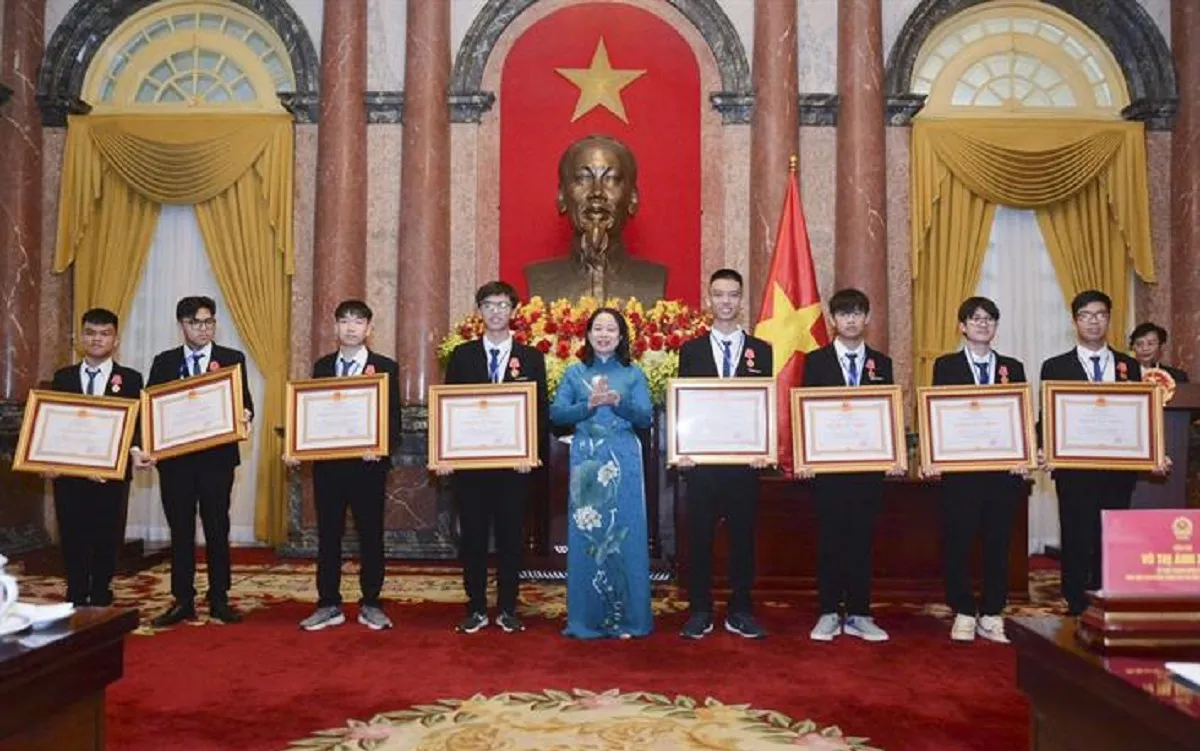 Trao Huân chương Lao động cho 16 học sinh đoạt giải Olympic quốc tế