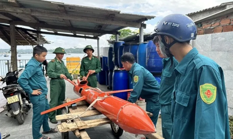 Quảng Ngãi: Thiết bị như máy bay không người lái dạt vào bờ biển