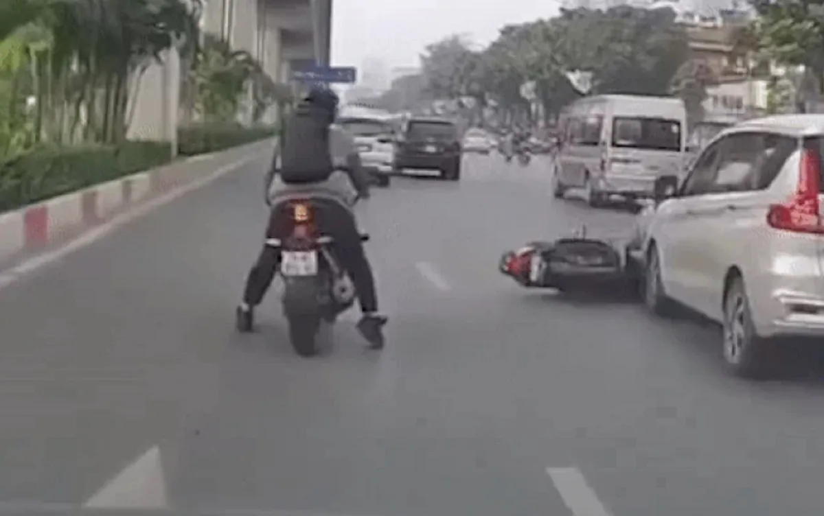 Nam thanh niên tông xe vào 1 phụ nữ rồi bỏ đi