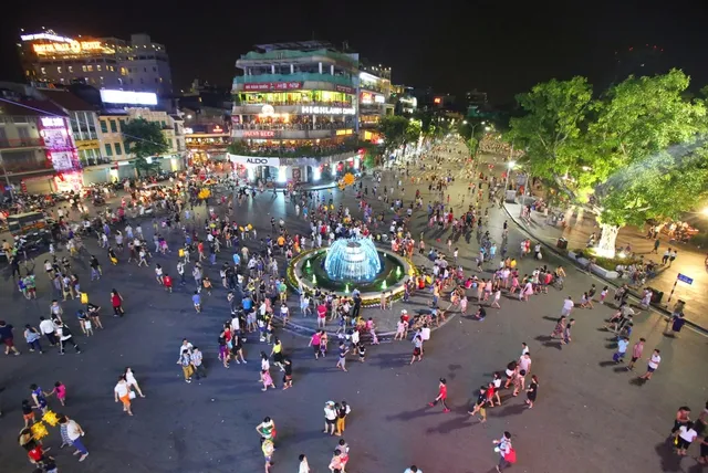Hà Nội tạm cấm tổ chức các sự kiện thương mại ở phố đi bộ hồ Hoàn Kiếm