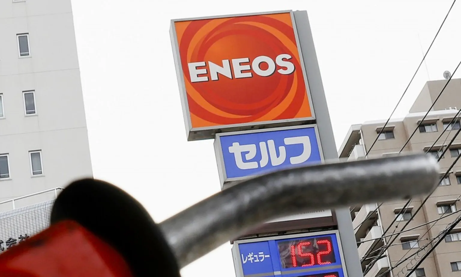 Chủ tịch công ty dầu khí Nhật Bản ENEOS bị cách chức sau khi ôm phụ nữ trong lúc say rượu